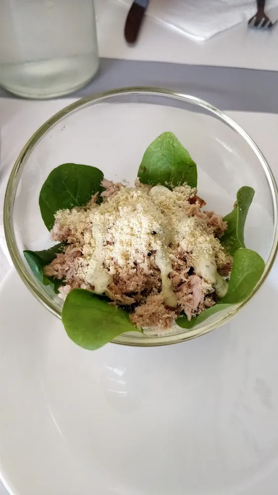 Miettes de Thon Sur Son Tartare de Tomates Au Pesto